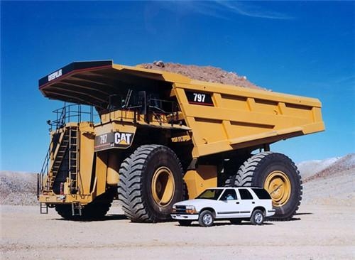 河北亿利滚塑油箱，超高性能征服世界第一的卡特彼勒